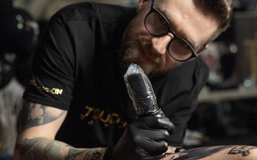 Tatuaż czarno-szary – dlaczego ten styl najlepiej się starzeje?  Tatuażysta Bydgoszcz | Czarno-szare realistyczne tatuaże #6